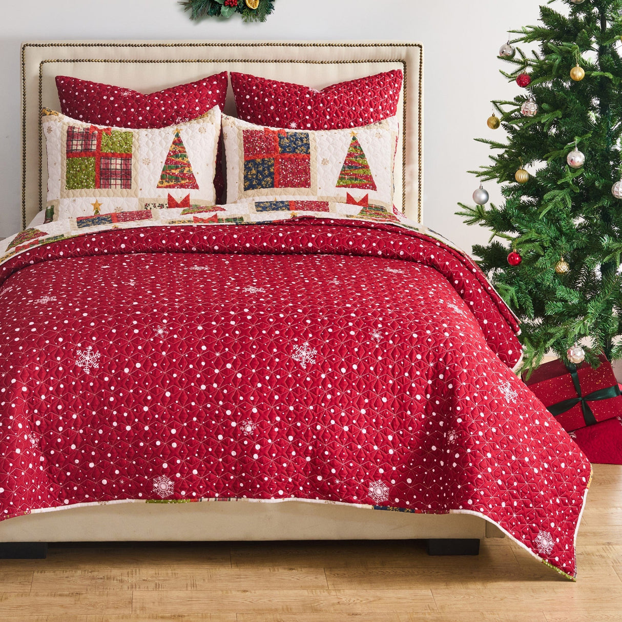 Holiday Halls Quilt Set