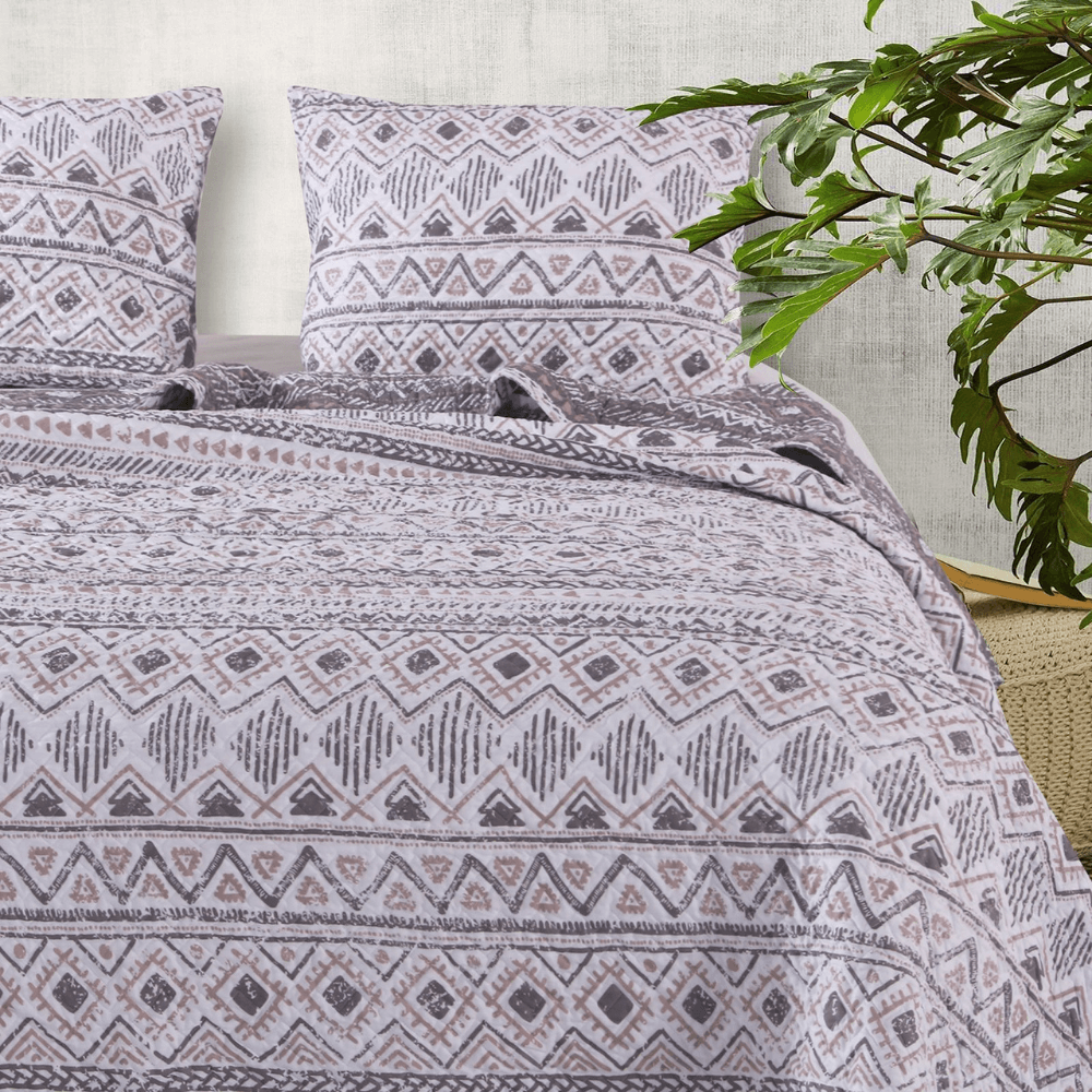 Snow Chalet Quilt Set